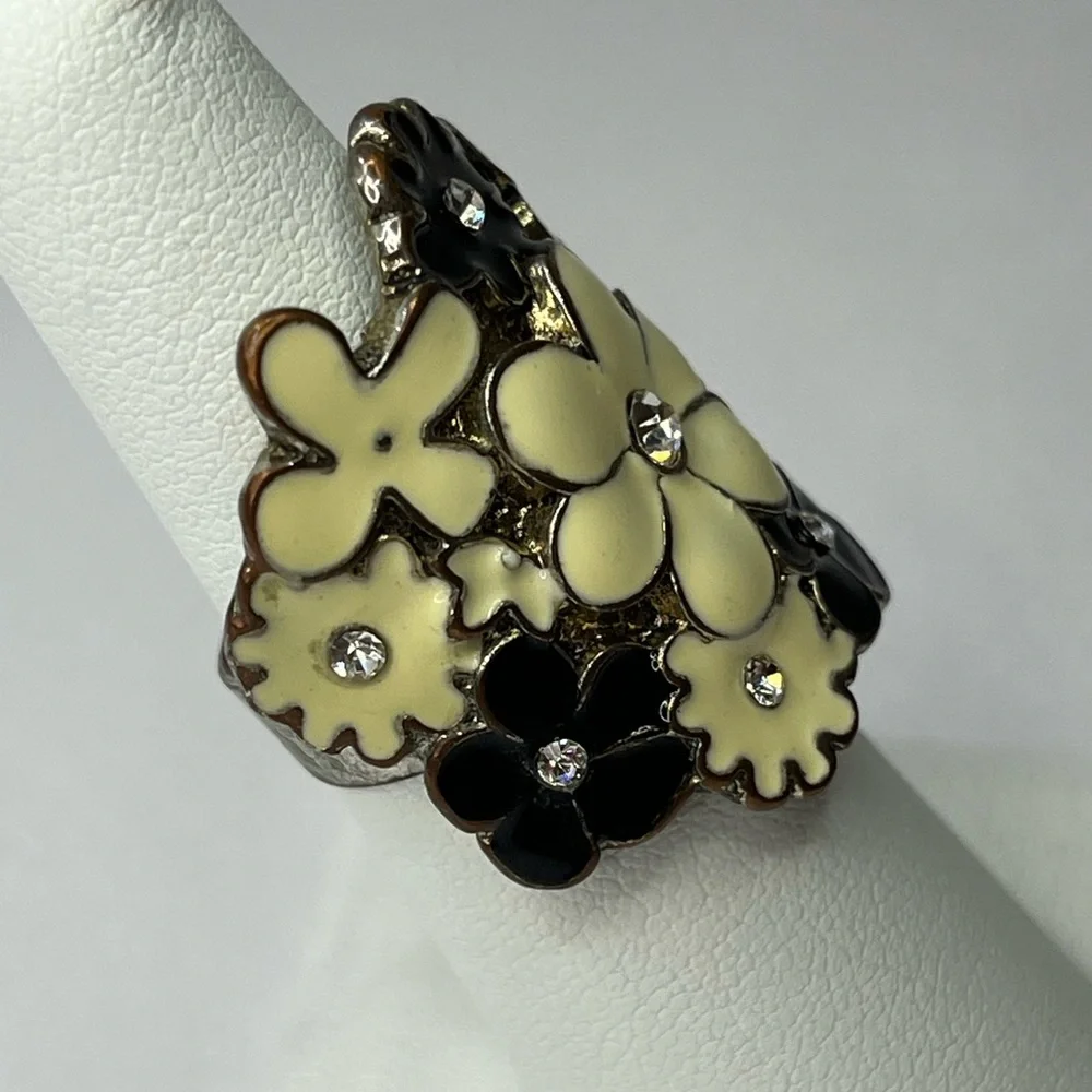 Unique - Black & White Enamel Daisy Flower and Rhinestone Ring